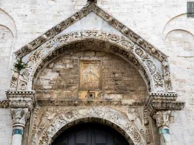 Spiccano i due angeli posti negli angoli della riquadratura del portale, di una raffinata ieraticit� bizantina